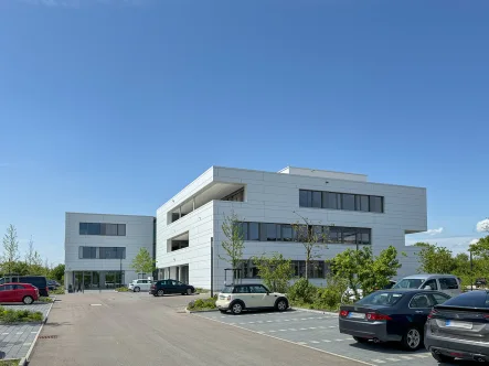 Gebäudeansicht/Zufahrt - Büro/Praxis mieten in Reutlingen - Büros am Landschaftsschutzgebiet * Nähe B 28 * Hightech-Nachbarschaft