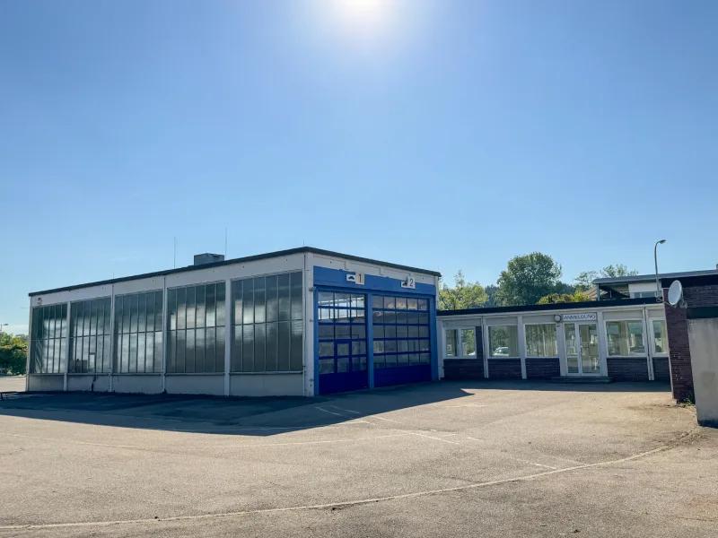 Gebäudeansicht/Hofseite - Halle/Lager/Produktion mieten in Balingen - Halle mit Freifläche, Büro * 4 Tore * Pkw-/Lkw-Durchfahrt * Sichtbarkeit an B 27