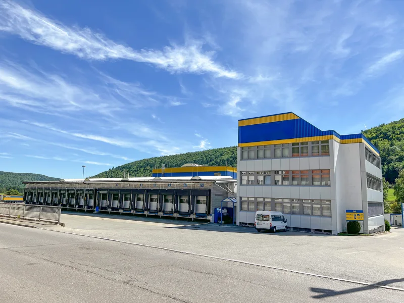 Straßenansicht (Halle 1/Bürogeb.) - Halle/Lager/Produktion mieten in Burladingen - 2 Logistikhallen * 48 Rampen * Umfahrung+Freifläche * Büro