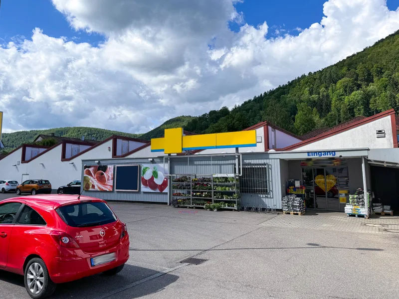 Gebäudeansicht - Laden/Einzelhandel mieten in Bad Urach - Verkaufsfläche * Großer Parkplatz * Andienungshof