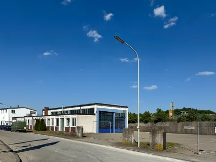 Straßenansicht/Zufahrt - Grundstück mieten in Balingen - Freilagerfläche mit Halle und Büro * Sichtbarkeit an B 27