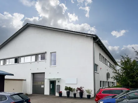 Gebäudeansicht/Parkplatz - Halle/Lager/Produktion mieten in Wildberg - Produktion und Büro *  hochwertige Ausstattung