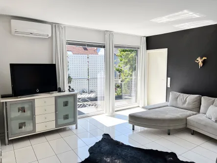 Wohnzimmer (OG) - Wohnung mieten in Tuttlingen - Möblierte Whg. * großer Garten * 2 Balkone * 2 Garagen * Innenstadt