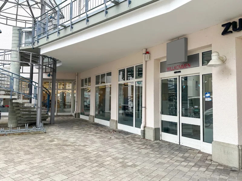 Eingang/Schaufenster - Büro/Praxis mieten in Bad Urach - Vielseitig nutzbar * Zentral * Schaufenster * Büro, Fitness, Lager u.ä.