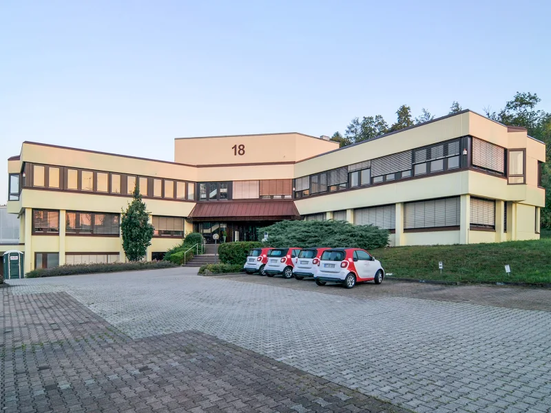 Gebäudeansicht/Parkplatz - Büro/Praxis mieten in Reutlingen - Büro * Kombi mit leichter Produktion möglich * ruhige Lage