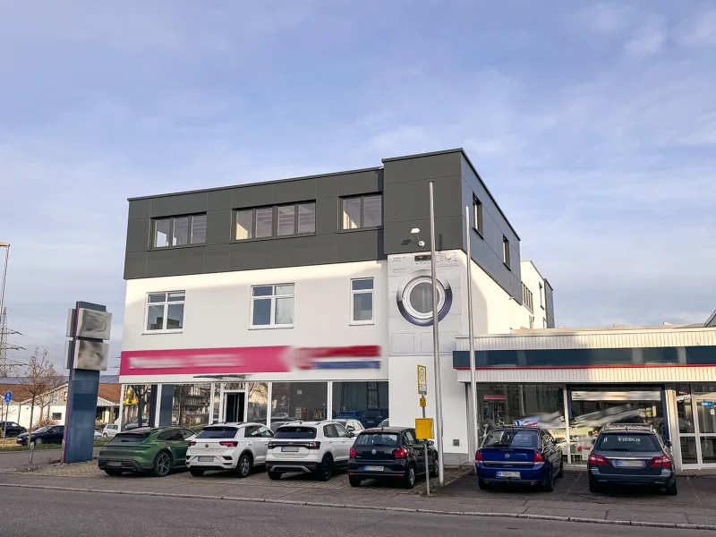 Gebäudeansicht - Laden/Einzelhandel mieten in Metzingen - Ausstellung/Verkauf mit Lager * Schaufenster * Fahnen...