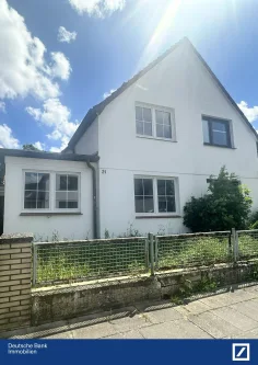 Außenansicht - Haus kaufen in Hamburg - Rohdiamant in Harburg: Ihr Traumhaus mit großem Garten und historischem Charme zum selbst gestalten