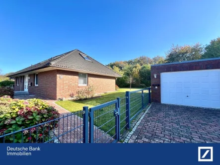 Titelbild - Haus kaufen in Stade - Ihr Raumwunder! Hochwertiger Winkelbungalow auf großem Grundstück mit Ausbaureserve und Vollkeller