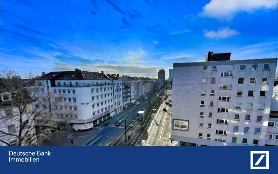 Balkon mit Südausrichtung - Wohnung kaufen in Düsseldorf - HOCH ÜBER DER KAISERSTRASSE - Apartment in zentraler Lage Pempelforts!