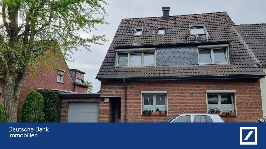 Front - Wohnung kaufen in Düsseldorf - Moderne Maisonettewohnung mit Kamin, Balkon und 2 Gärten - Ihre Kapitalanlage der Zukunft!