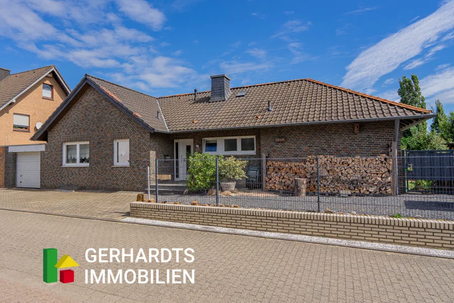 Straßenansicht  - Haus kaufen in Wegberg - Familienidylle in Wegberg: Entspannen, Leben und Wohlfühlen in Ihrem neuen Bungalow! Ansehen!