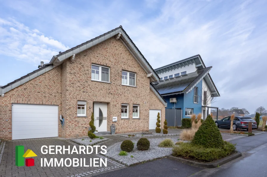 Straßenansicht - Haus kaufen in Wassenberg / Birgelen - Mehr Platz, mehr Komfort, mehr Zuhause  – Ihr hochwertiges Haus mit Pool & Top-Ausstattung!