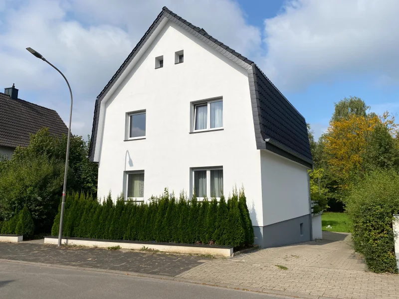 Straßenansicht - Haus kaufen in Herford - Energetisch in Toppform - Hier wurde an alles gedacht!