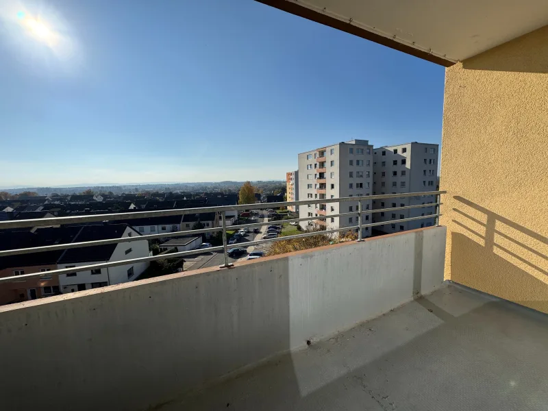 Balkon - Wohnung kaufen in Bad Salzuflen - Hier ist Ihre Vorstellungskraft gefragt - renovierungsbedürftige Wohnung mit toller Aussicht!