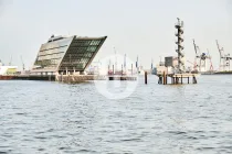 Dockland Hamburg Hafenrand Bürogebäude Außenansicht