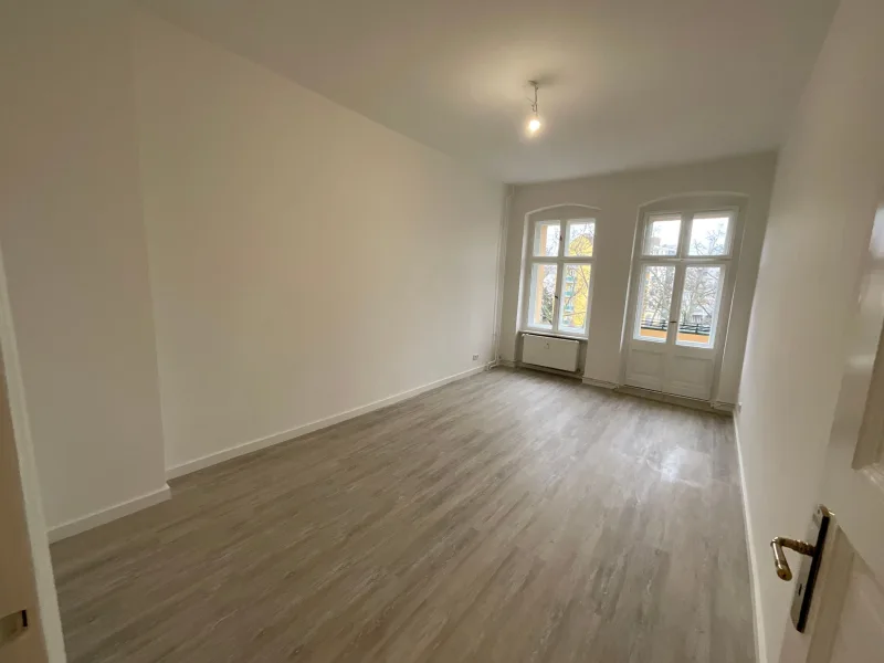 Wohnzimmer - Wohnung mieten in Berlin - Erstbezug nach Sanierung: Helle 2-Zimmer-Wohnung in begehrter Lage Berlins