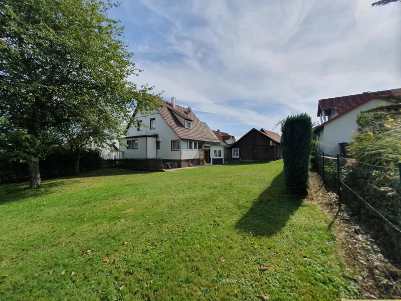 Bauplatz mit Haus + Anbauten