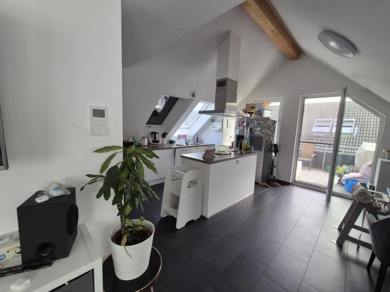 Küche und Essbereich  - Wohnung kaufen in Herrenberg - Moderne 2-Zimmer-Penthouse-Wohnung mit Aufzug direkt in die Wohnung und Südbalkon