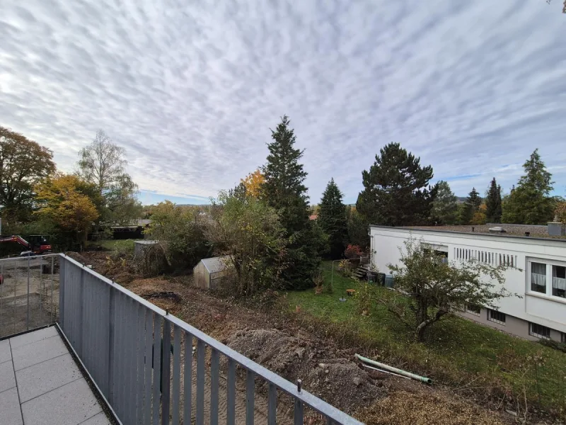 Ausblick Balkon - Wohnung mieten in Herrenberg - BETREUTES WOHNEN: Helle 3 Zimmer mit Balkon & Einbauküche