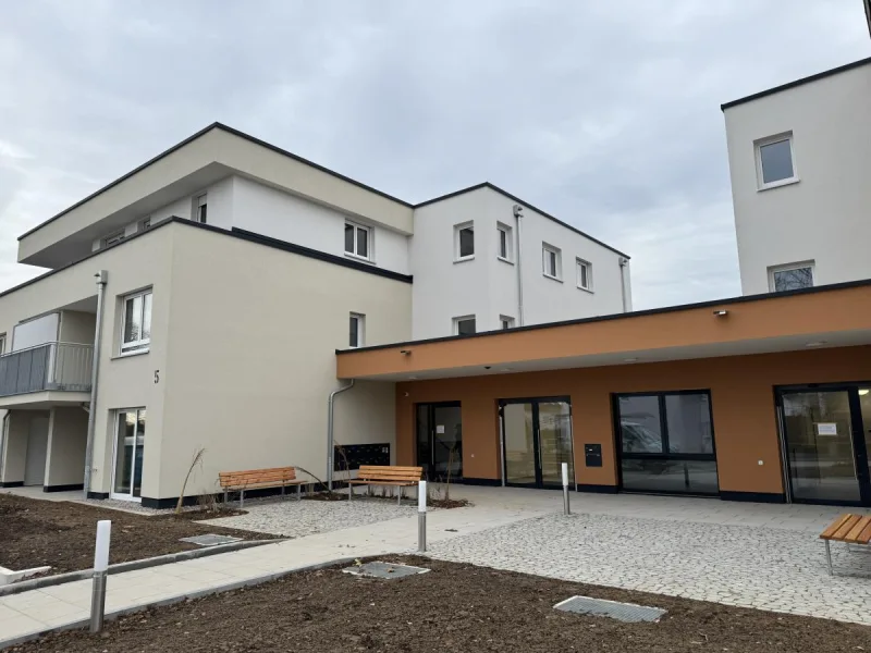 Haus 2 + Eingang - Wohnung mieten in Herrenberg - INDIVIDUELLES & HOCHWERTIGES WOHNEN FÜR DIE GENERATION 60 PLUS – MIT TOLLER AUSSICHT!