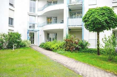 Hauszugang - Wohnung kaufen in München - 2 Zimmerwohnung + 2 Balkone +TG + Nähe OEZ + ruhig + frei!