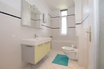 Hier bietet das Bad eine Badewanne