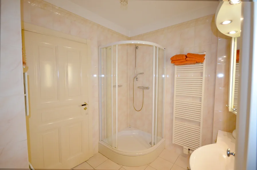 Duschkabine sowie Handtuch-Wandheizung gehören zur Badausstattung