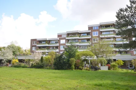 Die Wohnanlage ist von viel Grün umgeben - Wohnung kaufen in Hamburg - Traumhafte 3-Zimmer-Endetagenwohnung mit Aufzug, 2 Balkonen und Freiblick ins Naturschutzgebiet
