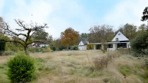 Es gibt keinen großen, die Bebauung störenden Baumbestand