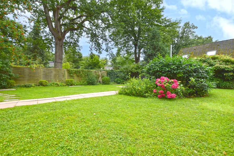 Der Garten ist gepflegt gestaltet