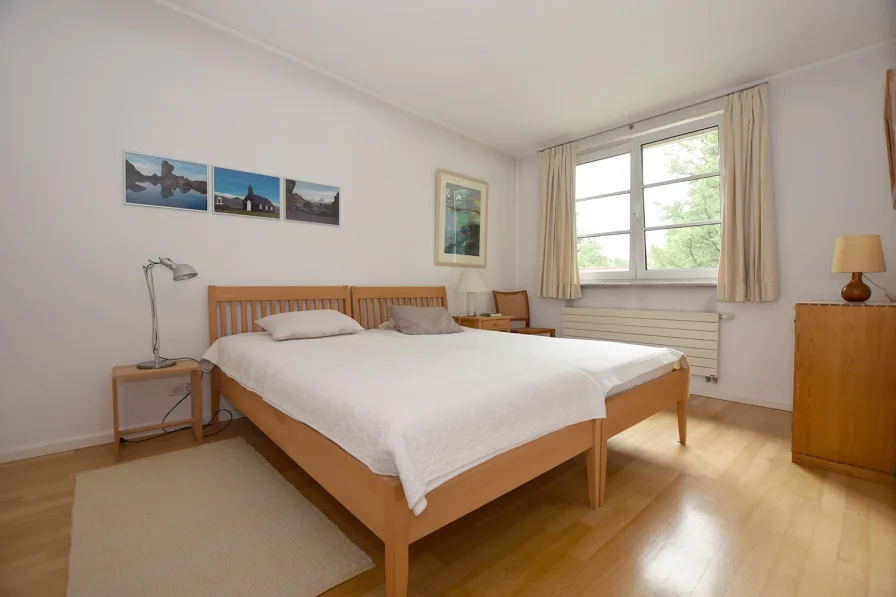 Das Hauptschlafzimmer ist gradlinig und gut möblierbar