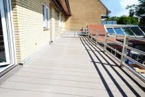 Eine große Dachterrasse wertet die Flächen im Obergeschoss auf