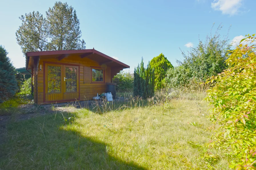 Der Garten ist derzeit naturbelassen; ein Gartenhaus steht zur Verfügung