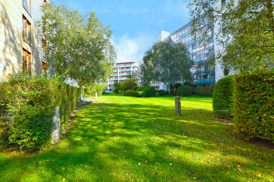 Links Ihr Haus, rechts das Forum Alstertal - und ins AEZ 3 Minuten zu Fuß