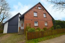 Das in Holzständer-Bauweise errichtete Haus bietet ein schönes Fassadenbild