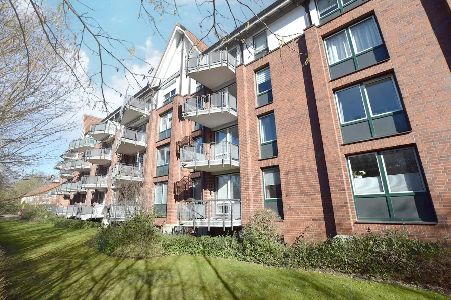 Die Wohnung liegt im 2. OG einer modern gestalteten Wohnanlage - Wohnung kaufen in Ammersbek - Sonnige 2-Zimmer-Wohnung in beliebter Wohnanlage nahe U-Bahn Hoisbüttel