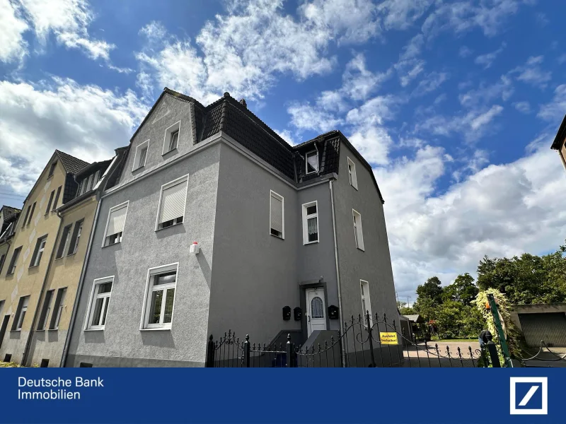 Außenansicht - Wohnung kaufen in Bottrop - Charmante Dachgeschosswohnung mit Balkon, Garten und Garage