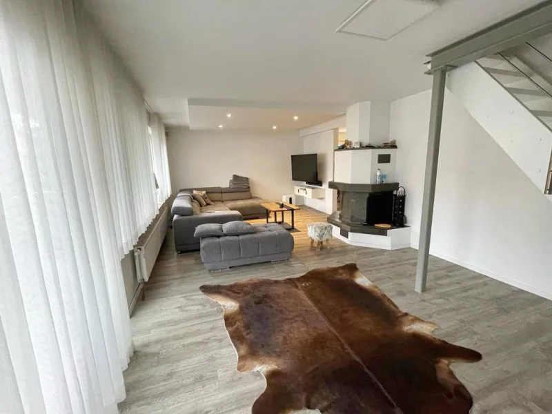 Wohnzimmer - Wohnung kaufen in Schwaikheim - Exklusive 5-Zimmer-Maisonette-Wohnung im Herzen von Schwaikheim