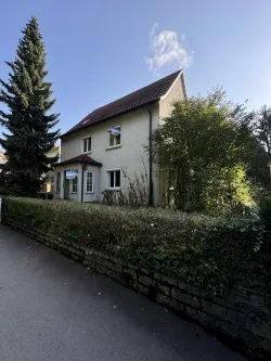 Hausansicht - Haus kaufen in Waiblingen - Sanierungsbedürftiges Einfamilienhaus in gefragter Lage