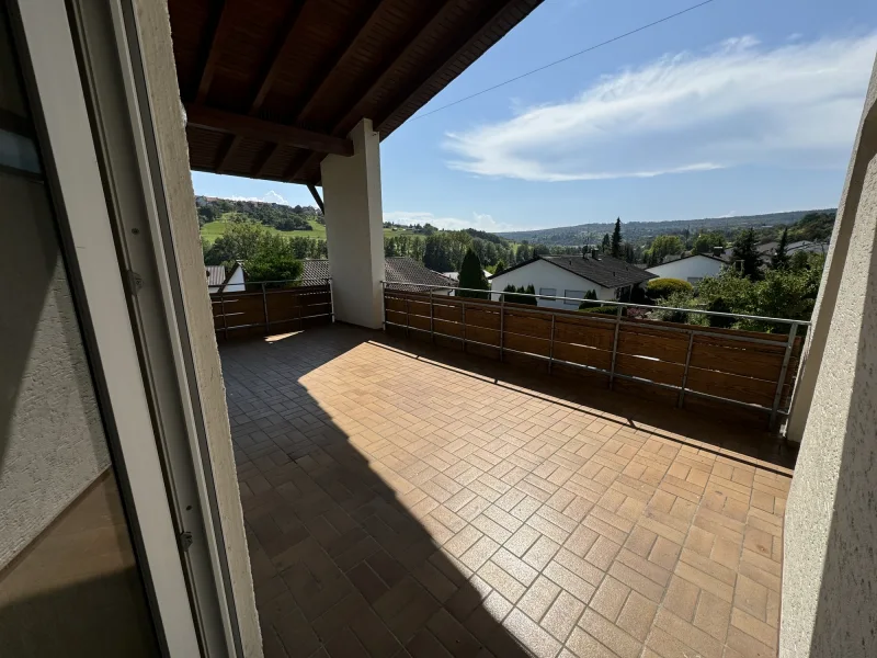 Terrasse mit Aussicht - Haus kaufen in Berglen-Oppelsbohm - Zweifamilienhaus mit toller Aussicht