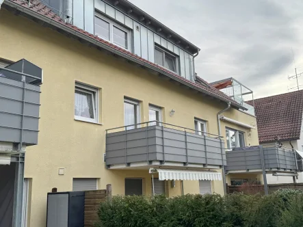 Außenansicht - Wohnung kaufen in Korb - Zentral in Korb: Attraktive 2 1/2 Zimmer Wohnung mit Balkon und grünem Ausblick!