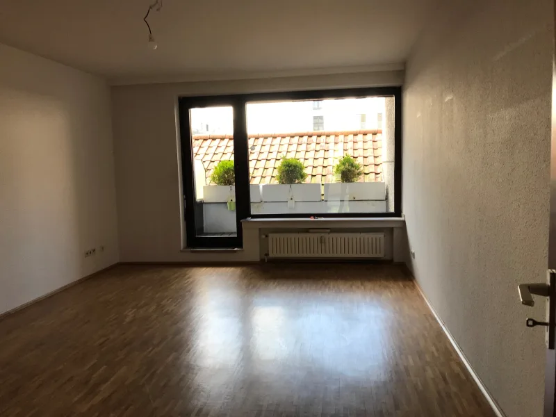 Wohnzimmer - Wohnung mieten in Düsseldorf - Schöne 2-Zimmerwohnung in unmittelbarer Rheinnähe für Personen Ü60!