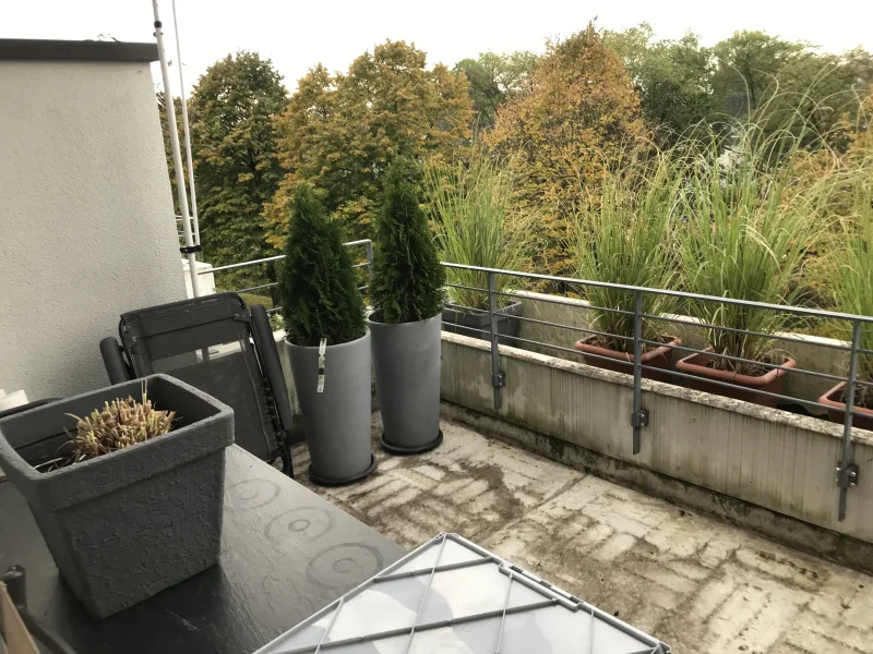 Ausblick vom Balkon - Wohnung mieten in Düsseldorf - Helle 2-Zimmerwohnung mit großem Balkon und Blick ins Grüne - Düsseldorf Unterrath