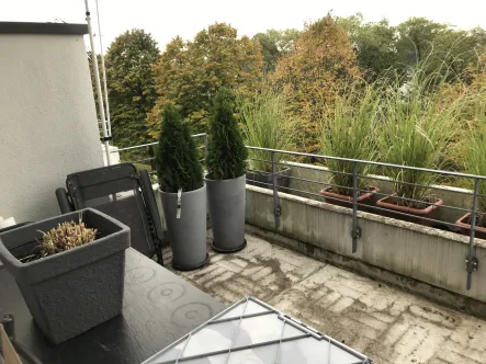 Ausblick vom Balkon - Wohnung mieten in Düsseldorf - Helle 2-Zimmerwohnung mit großem Balkon und Blick ins Grüne - Düsseldorf Unterrath