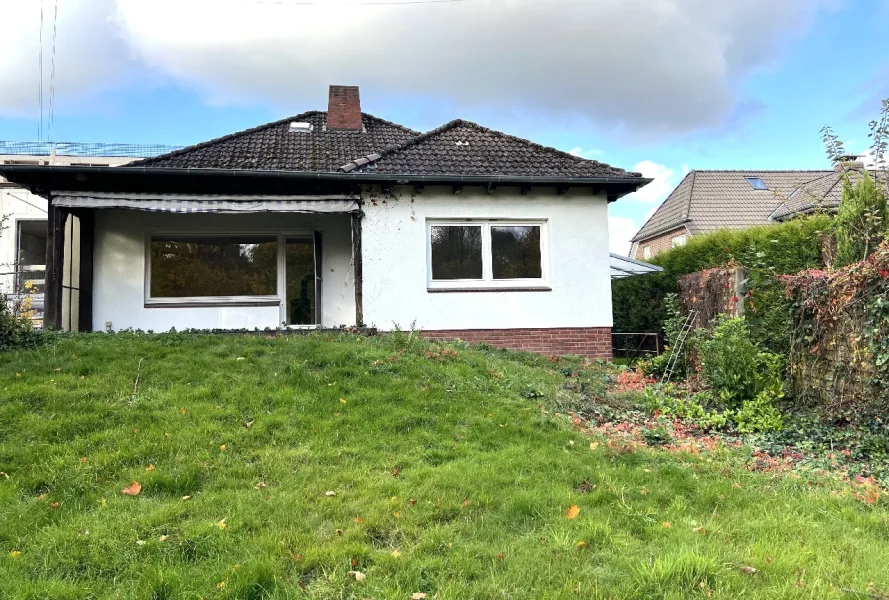 Bild 1 - Haus kaufen in Hamburg-Ohlstedt - Sanierungsbedürftiges Haus in Top-Lage mit unverbaubarem Blick ins Grüne!