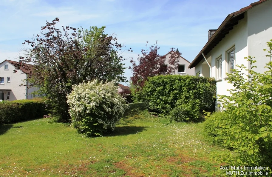 Garten rund um die Terrasse