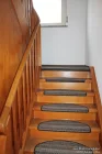 Die Holztreppe führt durchs Haus