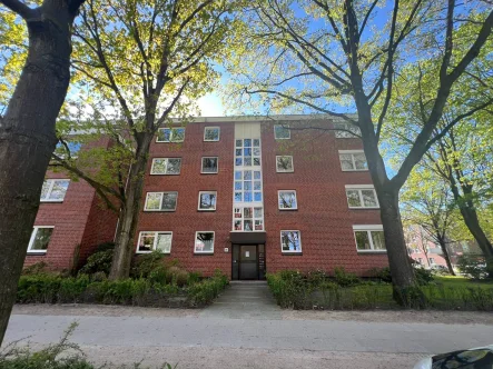 Hausansicht - Wohnung kaufen in Hamburg - Moderne 4 Zimmer  mit Loggia und TG-Stellplatz - Zentral in Rissen