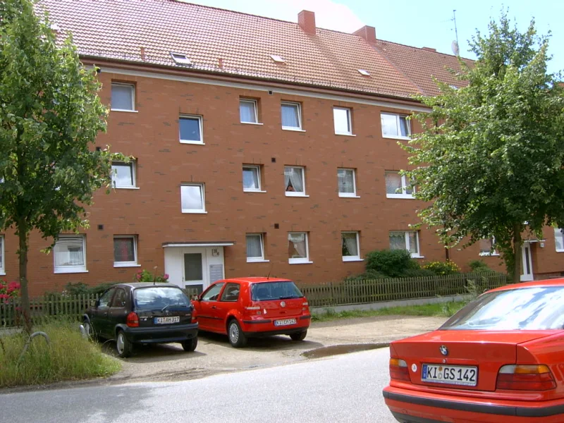 Hausansicht - Wohnung mieten in Kiel - Schöne 2,5-Zimmer Wohnung mit EBK!