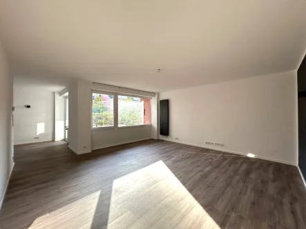 Wohnzimmer 1 - Wohnung kaufen in Hamburg - Freie 4 Zimmer Whg. mit Smart Home, Loggia und TG-Stellplatz - Zentral in Rissen